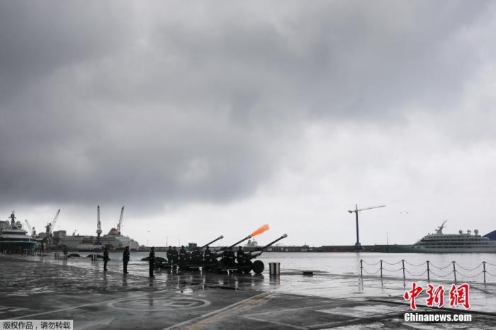 当地时间4月10日,英国直布罗陀,皇家直布罗陀军团的成员鸣炮41响,纪念在9日逝世的爱丁堡公爵菲利普亲王。 点击进入下一页