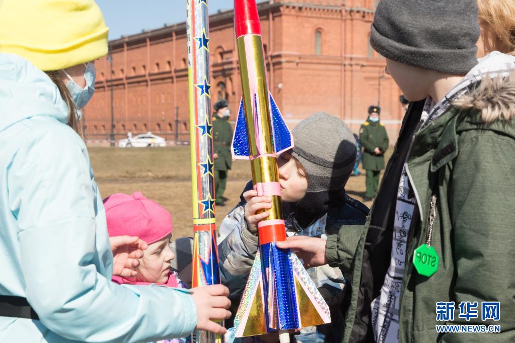 　　4月11日，火箭爱好者在俄罗斯圣彼得堡的彼得保罗要塞亲吻火箭模型。　　当日，俄罗斯圣彼得堡举行火箭爱好者聚会，纪念苏联宇航员尤里·加加林太空飞行60周年。尤里·加加林于1961年4月12日成功实施人类历史上首次太空飞行。　　新华社发（莫京娜 摄）