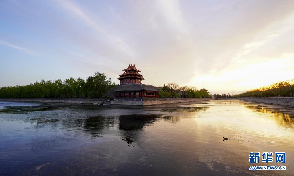 　　这是4月12日拍摄的夕阳下的故宫角楼。　　当日傍晚，落日余晖下的北京景美如画，别有一番意境。　　新华社记者 陈晔华 摄
