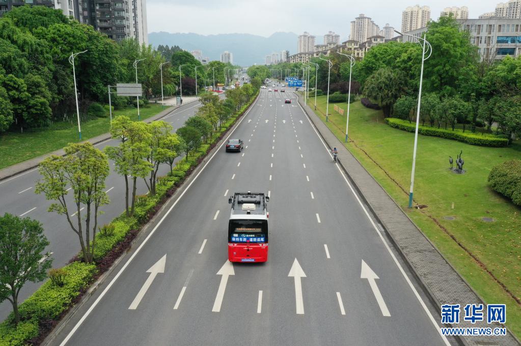 　　4月12日，自动驾驶公交车在永川城区内行驶（无人机照片）。　　当日，自动驾驶公交车收费示范运营项目正式落地重庆市永川区。此次投入运营的L4级自动驾驶公交车有3辆，运营路线途经永川区神女湖、兴龙湖、观音山公园等站点。市民可以通过百度地图、永川服务公社等APP端口进行预约，体验自动驾驶公交车出行。　　新华社记者 王全超 摄