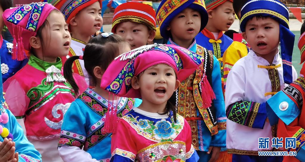 　　4月13日，在广西贺州市幼儿园，身穿民族服装的孩子表演山歌对唱。　　“三月三”是我国部分地区少数民族的传统节日，少数民族同胞以不同形式喜迎“三月三”。　　新华社发（廖祖平 摄）