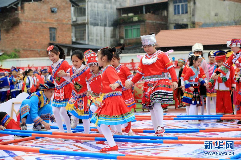　　4月13日，在广西柳州市融安县实验小学，师生们跳竹竿舞。　　“三月三”是我国部分地区少数民族的传统节日，少数民族同胞以不同形式喜迎“三月三”。　　新华社发（谭克兴 摄）