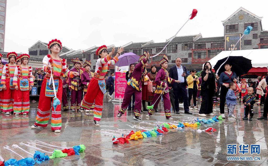 　　4月13日，广西大化瑶族自治县群众在抛绣球。　　“三月三”是我国部分地区少数民族的传统节日，少数民族同胞以不同形式喜迎“三月三”。　　新华社发（高东风 摄）