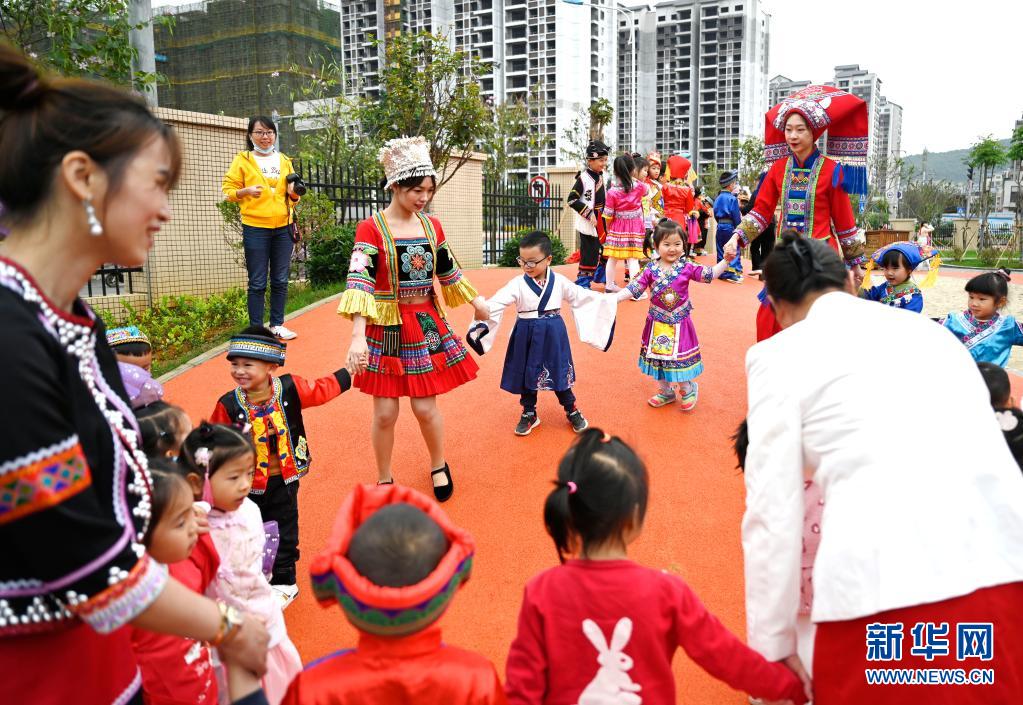 　　4月13日，在广西柳州市直属机关幼儿园总园，孩子们参加“趣味三月三 民族一家亲”活动。　　“三月三”是我国部分地区少数民族的传统节日，少数民族同胞以不同形式喜迎“三月三”。　　新华社发（黎寒池 摄）