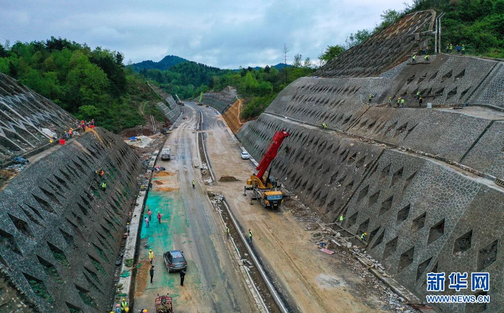 　　4月12日，工人在石（阡）玉（屏）高速公路朱家场路段作业（无人机照片）。　　贵州省石（阡）玉（屏）高速公路全长80余公里，预计今年7月建成通车。高速建成后将解决当地群众出行问题，带动地方发展。目前，施工人员正进行路面铺设、护坡建设、绿化带施工等工作，工程进展顺利。　　新华社发（胡攀学 摄）