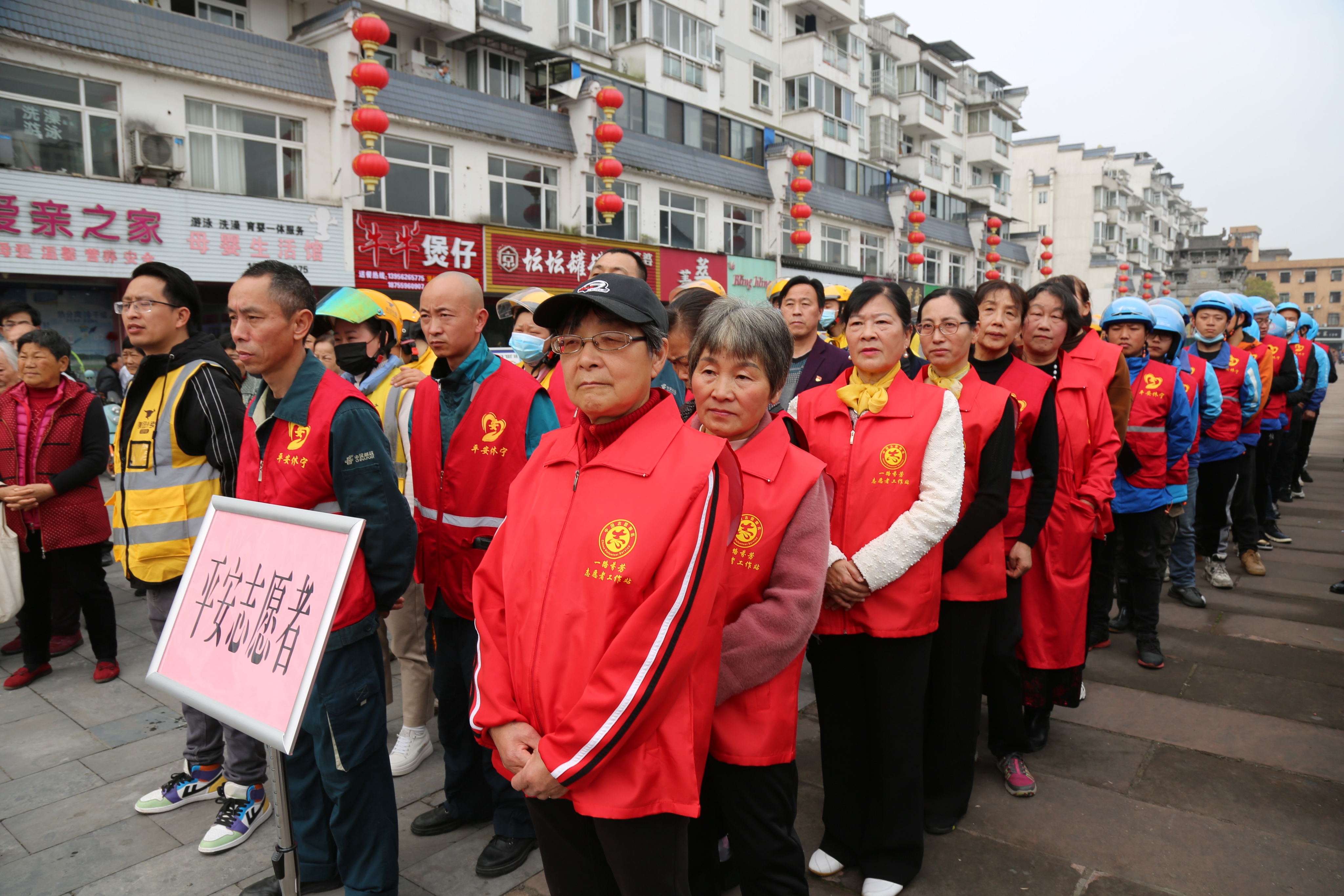 平安休宁志愿者、大妈反邪志愿者积极参与“春润”反邪教大宣传活动