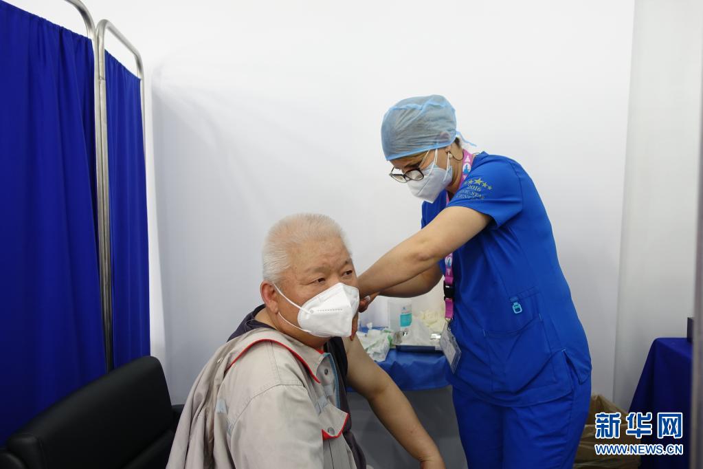 4月14日，在突尼斯首都突尼斯市，医务人员为一名中国公民接种新冠疫苗。在中国驻突尼斯大使馆协调推动下，突尼斯军事医院14日开始为中国公民接种中国科兴新冠疫苗，标志着“春苗行动”在突正式启动。新华社发