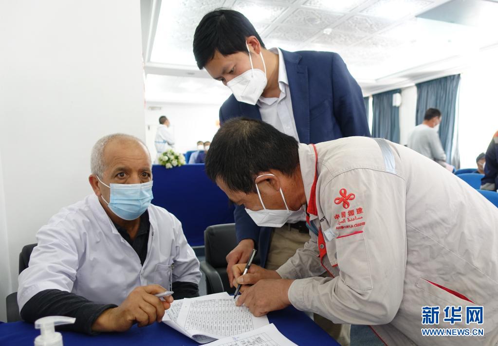 4月14日，在突尼斯首都突尼斯市，一名中国公民在接种新冠疫苗前登记信息。在中国驻突尼斯大使馆协调推动下，突尼斯军事医院14日开始为中国公民接种中国科兴新冠疫苗，标志着“春苗行动”在突正式启动。新华社发