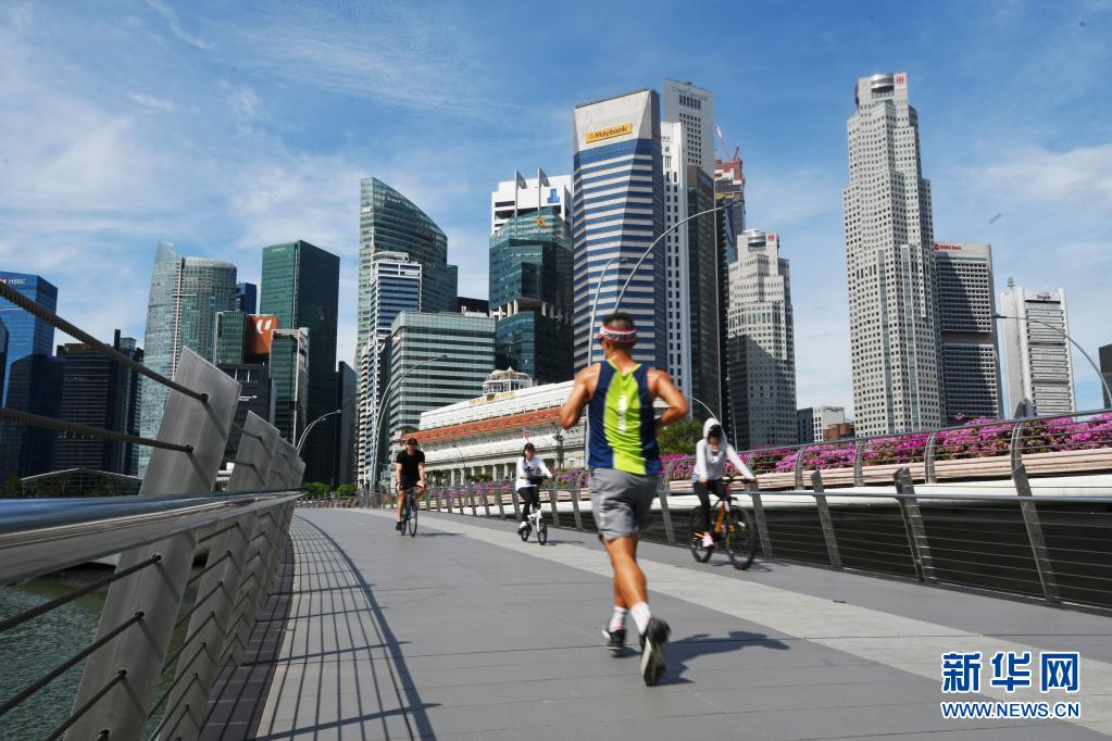 4月14日，一名市民在新加坡金禧桥上跑步。新加坡贸易与工业部14日公布的预估数据显示，今年第一季度新加坡经济同比增长0.2%，结束了此前三个季度的连续下降。新华社发（邓智炜 摄）