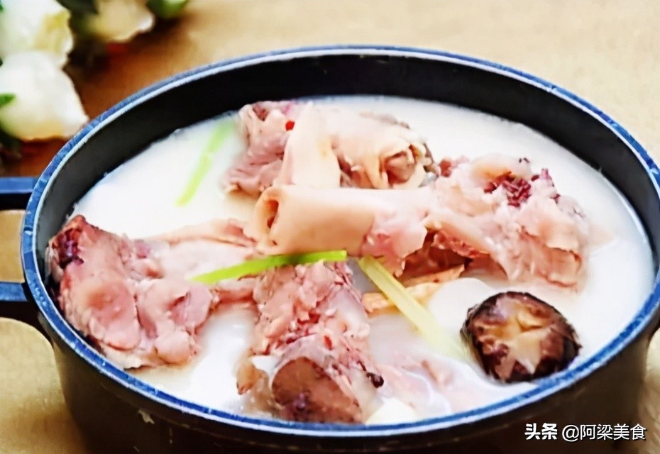 炖猪骨汤时,牢记3个小窍门,猪骨汤又浓又白无腥味,赶快收藏吧