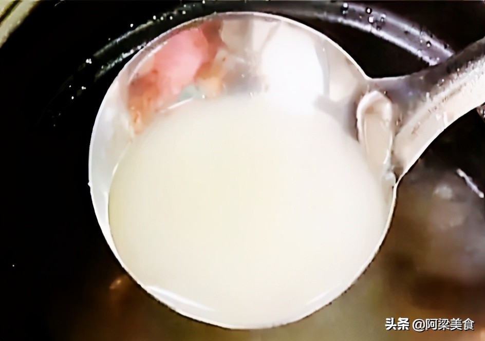 炖猪骨汤时,牢记3个小窍门,猪骨汤又浓又白无腥味,赶快收藏吧