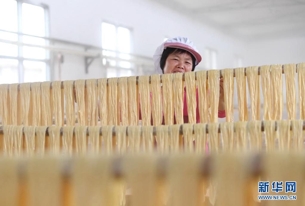 4月14日，福建省长汀县一腐竹加工厂的女工在加工腐竹。近年来，长汀县坚持绿色发展理念，积极推动具有长汀地域特色的腐竹产业快速发展，当地通过腐竹公共品牌、企业品牌和产品品牌的协同发展，让腐竹的产量和销量不断提升，促进腐竹产业提质增效。新华社记者林善传摄