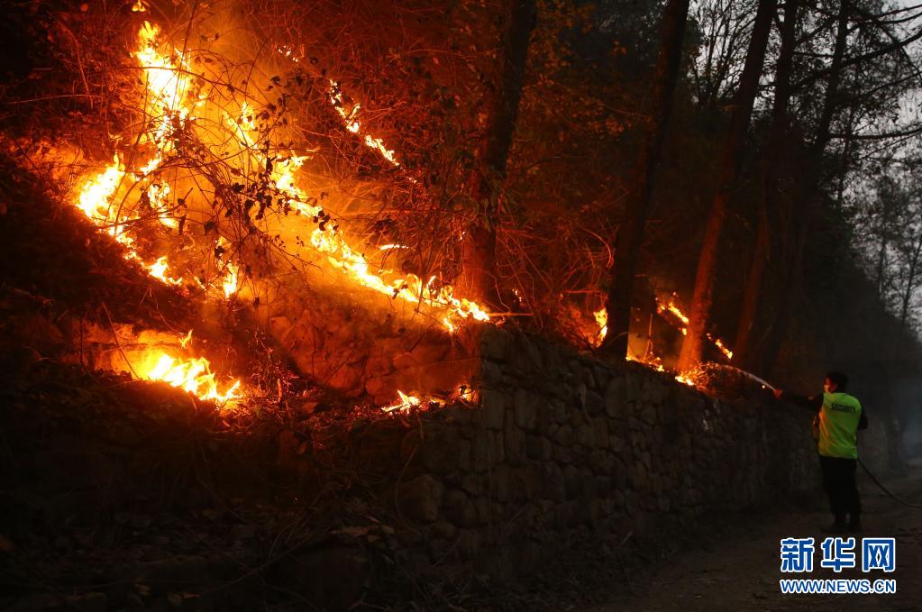 　　4月14日，工作人员在尼泊尔加德满都一处森林进行灭火作业。　　近日，尼泊尔林火多发。　　新华社发（苏拉弗·什雷斯塔 摄）