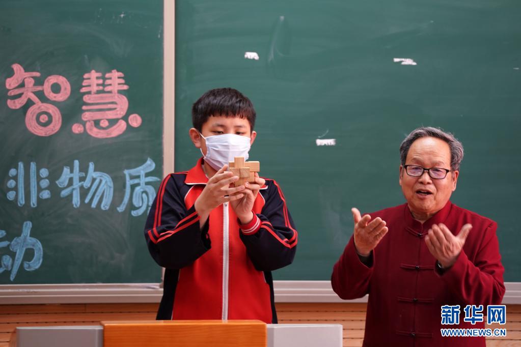 　　4月14日，河北省沙河市孔明锁制作艺人侯全辰为学生讲解孔明锁相关知识。　　当日，河北邢台沙河市第四中学开展“小小孔明锁 传承大智慧”非遗进校园活动，邀请当地孔明锁制作艺人侯全辰走进课堂，为学生们讲解孔明锁制作技艺和中国传统榫卯结构的相关知识。　　近年来，沙河市积极开展非遗文化进校园活动，将当地特色非遗项目引入学校课堂，让学生近距离感受民间传统技艺的魅力，促进非遗文化的保护和传承。　　新华社记者 骆学峰 摄