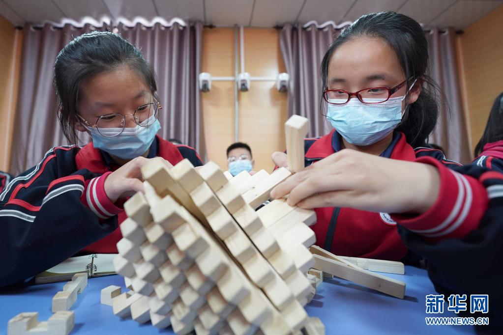 　　4月14日，河北省沙河市第四中学学生体验孔明锁。　　当日，河北邢台沙河市第四中学开展“小小孔明锁 传承大智慧”非遗进校园活动，邀请当地孔明锁制作艺人侯全辰走进课堂，为学生们讲解孔明锁制作技艺和中国传统榫卯结构的相关知识。　　近年来，沙河市积极开展非遗文化进校园活动，将当地特色非遗项目引入学校课堂，让学生近距离感受民间传统技艺的魅力，促进非遗文化的保护和传承。　　新华社记者 骆学峰 摄