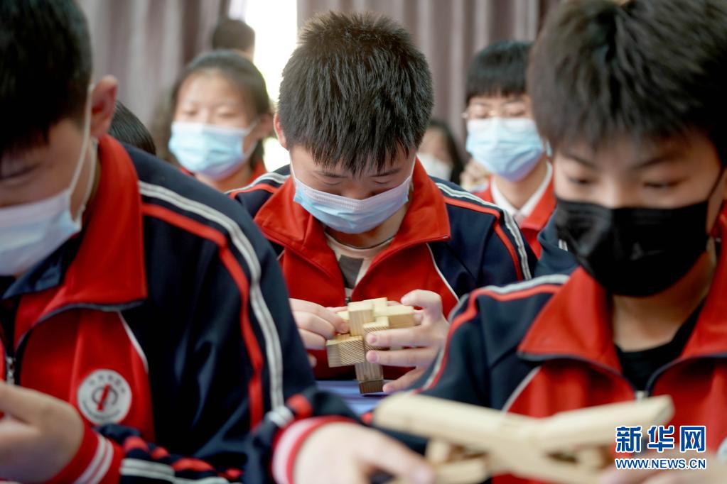 　　4月14日，河北省沙河市第四中学学生体验孔明锁。　　当日，河北邢台沙河市第四中学开展“小小孔明锁 传承大智慧”非遗进校园活动，邀请当地孔明锁制作艺人侯全辰走进课堂，为学生们讲解孔明锁制作技艺和中国传统榫卯结构的相关知识。　　近年来，沙河市积极开展非遗文化进校园活动，将当地特色非遗项目引入学校课堂，让学生近距离感受民间传统技艺的魅力，促进非遗文化的保护和传承。　　新华社记者 骆学峰 摄