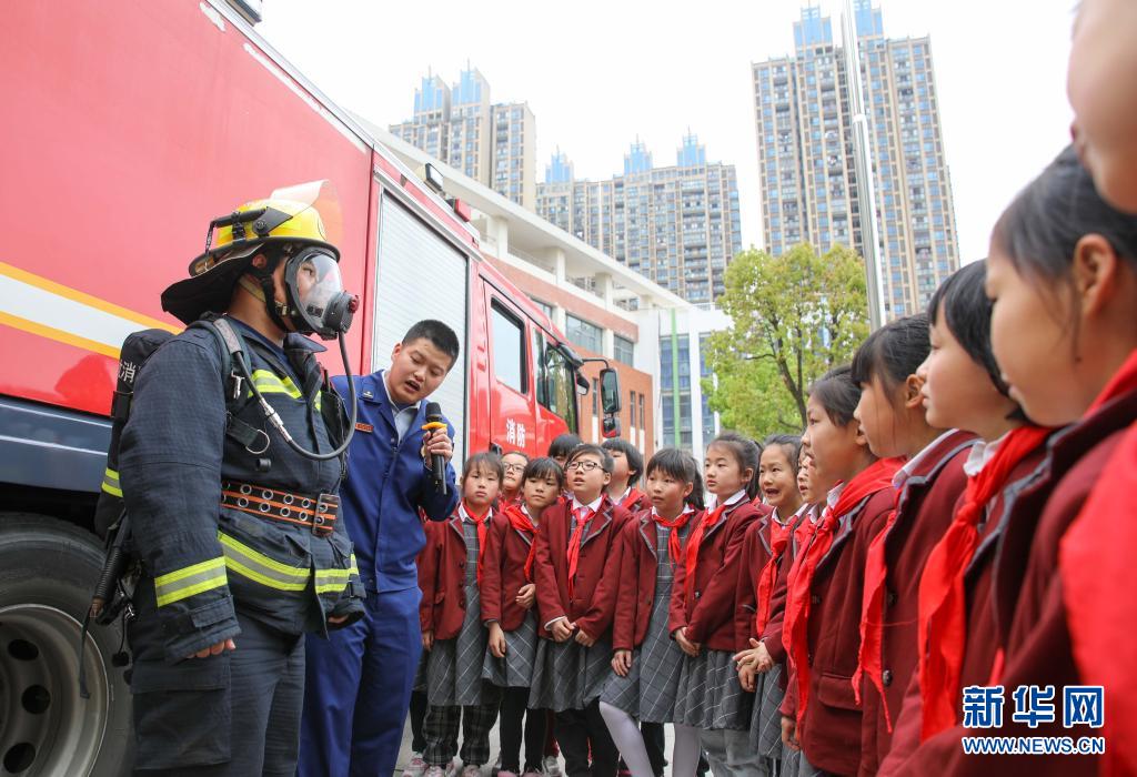 　　4月14日，合肥市消防救援支队塘西河消防救援站的消防工作人员向学生们介绍消防安全知识。　　当日，安徽省合肥市滨湖世纪社区联合公安、消防等部门在屯溪路小学滨湖校区开展全民国家安全教育日主题活动，增强师生们的安全意识。　　新华社记者 曹力 摄