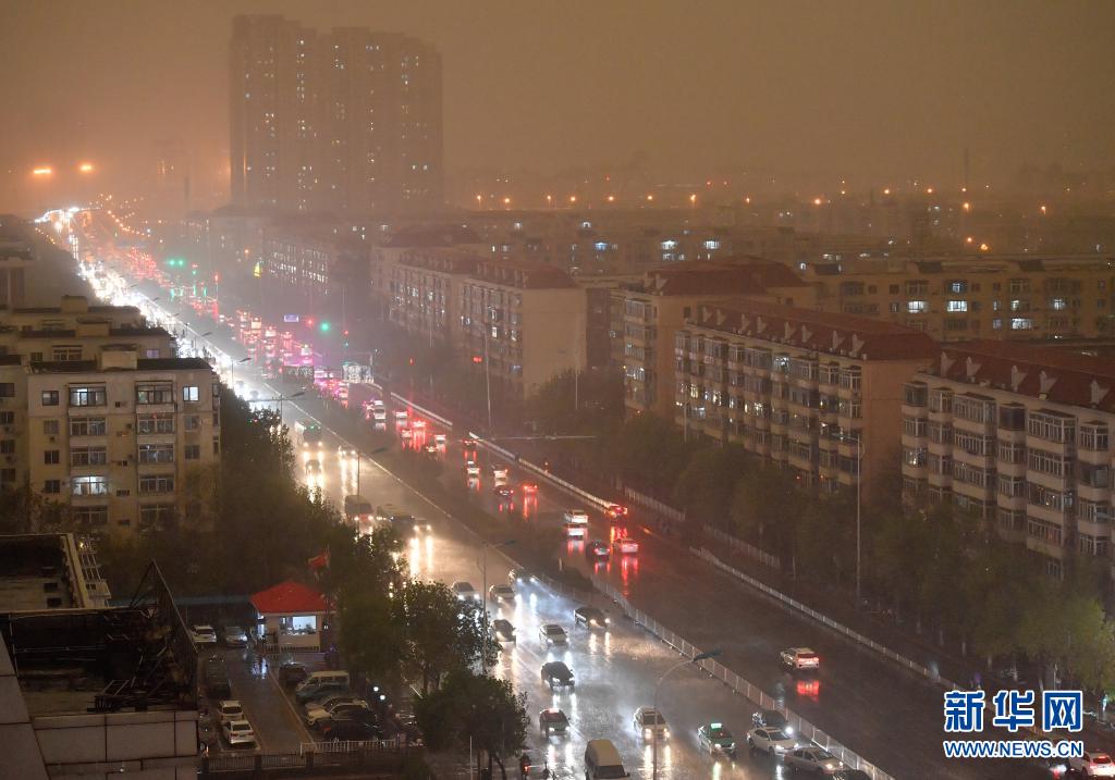 　　4月15日，天津遭遇雷电风雨天气。　　当日，天津遭遇雷电风雨天气。天津市气象局于4月15日16时23分发布雷电黄色预警信号。　　新华社发（孙凡越 摄）