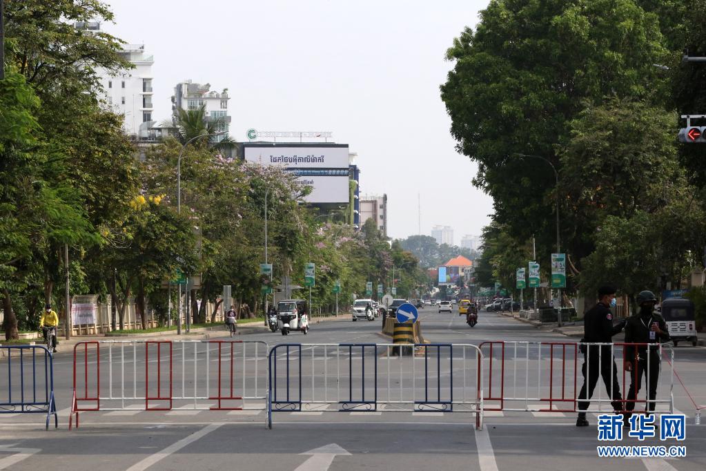 　　4月15日，警察在柬埔寨金边的街道上设置路障。　　柬埔寨连日来新冠确诊病例数激增，首都金边和干丹省的达克茂市从15日起“封城”两周至28日，以遏制疫情蔓延。据柬埔寨卫生部15日通报，该国较前一日新增新冠确诊病例344例，其中金边新增243例。　　新华社发（索万纳拉摄）