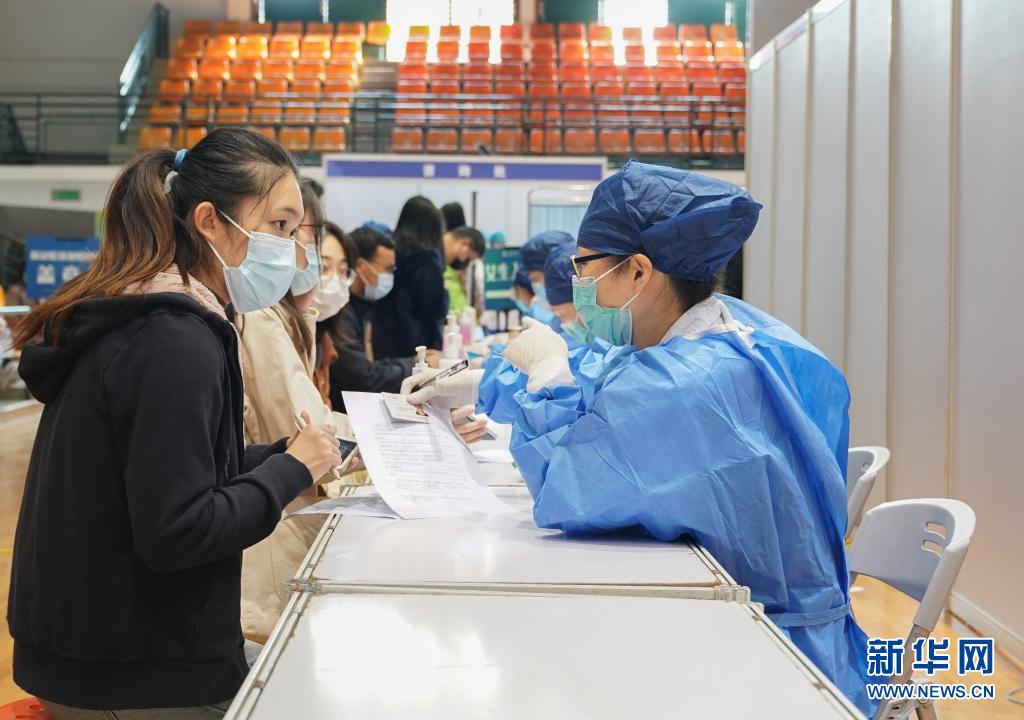 　　4月15日，在上海师范大学徐汇校区，接种人员在预检登记区登记。　　近日，上海师范大学组织开展第二轮新冠疫苗接种工作。截至目前，该校两个校区的23000多名学生、教职工已完成接种。据悉，上海正在有序组织、深入科普、精细服务，稳妥有序推进各高校师生员工的新冠疫苗接种工作。　　新华社记者丁汀摄