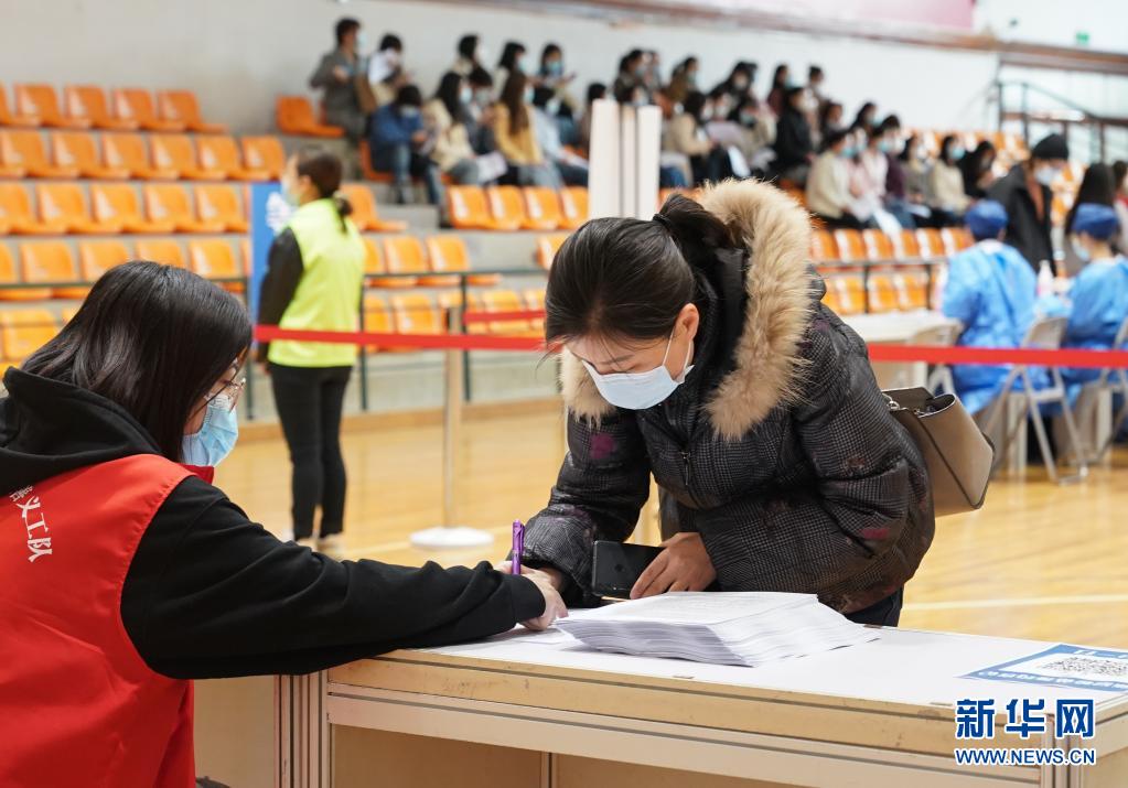 　　4月15日，在上海师范大学徐汇校区球类馆内，接种人员（右）签署知情同意书。　　近日，上海师范大学组织开展第二轮新冠疫苗接种工作。截至目前，该校两个校区的23000多名学生、教职工已完成接种。据悉，上海正在有序组织、深入科普、精细服务，稳妥有序推进各高校师生员工的新冠疫苗接种工作。　　新华社记者丁汀摄