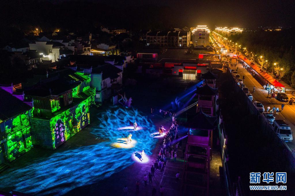 4月17日拍摄的杭州市临安区河桥古镇夜景（无人机照片）。近年来，浙江省杭州市临安区河桥古镇有序推进美丽城镇建设，进行了绿化、亮化工程。古镇景区沿线的休闲娱乐设施、景点节点被串点成线，构建成休闲夜游网，并依托大型文旅IP项目，植入国漫主题夜游情景剧，打造行浸式夜游体验项目，让游客感受老街风情、体验村落景区农事活动，增加游客的参与度，拓宽古镇旅游夜经济产业空间。新华社记者 徐昱 摄