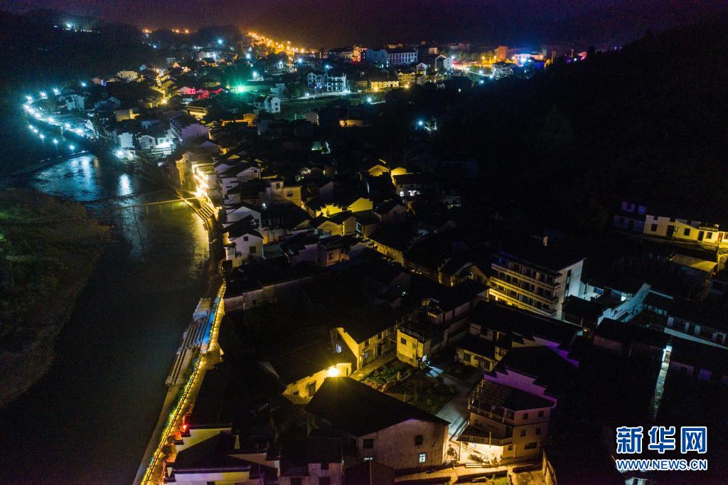 4月17日，杭州市临安区河桥古镇的夜晚灯火阑珊（无人机照片）。近年来，浙江省杭州市临安区河桥古镇有序推进美丽城镇建设，进行了绿化、亮化工程。古镇景区沿线的休闲娱乐设施、景点节点被串点成线，构建成休闲夜游网，并依托大型文旅IP项目，植入国漫主题夜游情景剧，打造行浸式夜游体验项目，让游客感受老街风情、体验村落景区农事活动，增加游客的参与度，拓宽古镇旅游夜经济产业空间。新华社记者 徐昱 摄