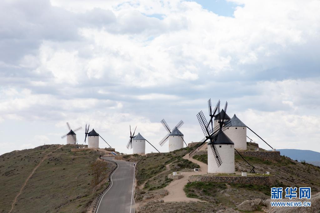 这是4月16日在西班牙卡斯蒂利亚—拉曼查自治区孔苏埃格拉小镇拍摄的风车。风车是西班牙卡斯蒂利亚—拉曼查自治区的代表性景观之一，孔苏埃格拉小镇共有11座风车散落在起伏的山丘上，景色壮观。新华社记者 孟鼎博 摄
