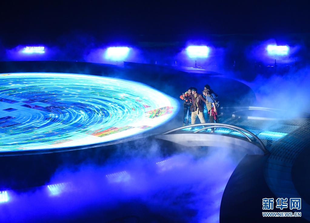　　4月16日，在江苏园博园崖壁剧院，演员在表演。　　灯光秀、崖壁沉浸式光影演艺……夜幕下位于南京的江苏园博园流光溢彩、美轮美奂。　　新华社记者 季春鹏 摄