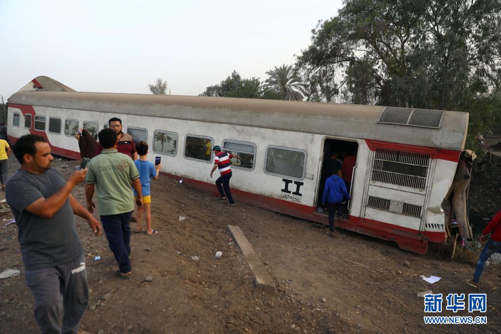 　　4月18日，在埃及图赫市，人们聚集在列车脱轨事故现场。　　埃及卫生部18日晚说，该国当天发生的客运列车脱轨事故已造成至少11人死亡、98人受伤。一列客运列车18日从埃及首都开罗开往北部城市曼苏拉，途中在图赫市突然有4节车厢脱轨。　　新华社发（艾哈迈德·戈马摄）