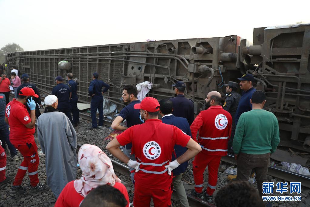 　　4月18日，在埃及图赫市，救援人员在列车脱轨事故现场工作。　　埃及卫生部18日晚说，该国当天发生的客运列车脱轨事故已造成至少11人死亡、98人受伤。一列客运列车18日从埃及首都开罗开往北部城市曼苏拉，途中在图赫市突然有4节车厢脱轨。　　新华社发（艾哈迈德·戈马摄）