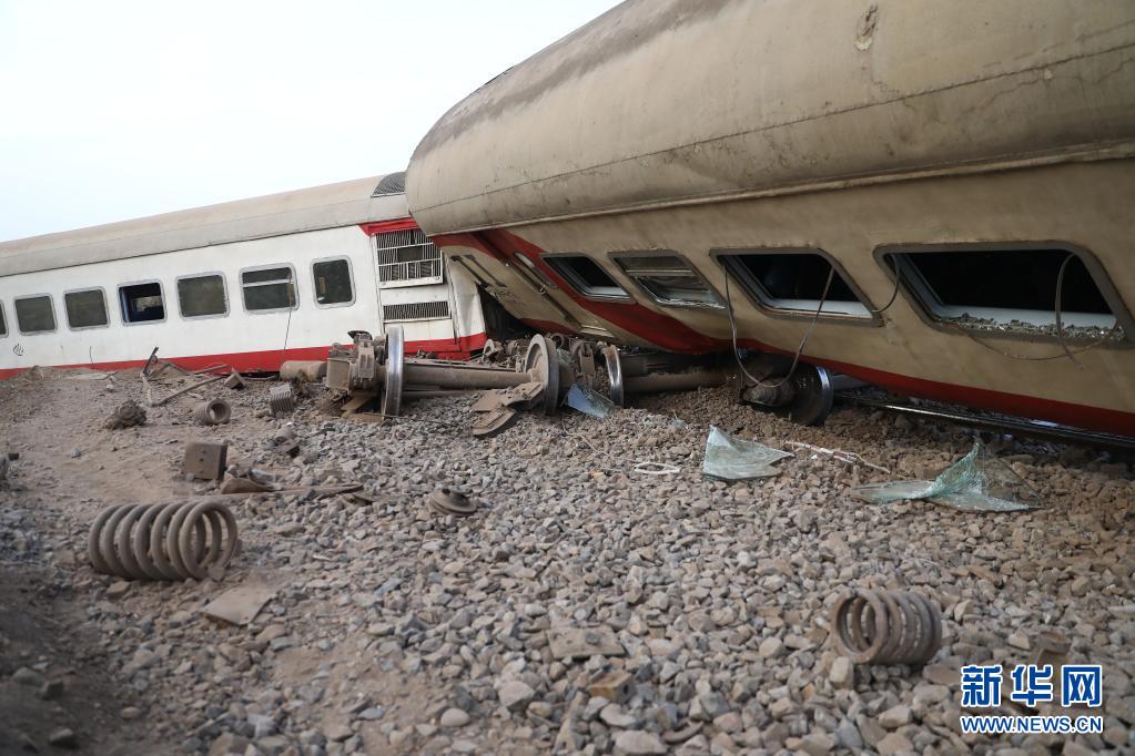 　　这是4月18日在埃及图赫市拍摄的列车脱轨事故现场。　　埃及卫生部18日晚说，该国当天发生的客运列车脱轨事故已造成至少11人死亡、98人受伤。一列客运列车18日从埃及首都开罗开往北部城市曼苏拉，途中在图赫市突然有4节车厢脱轨。　　新华社发（艾哈迈德·戈马摄）