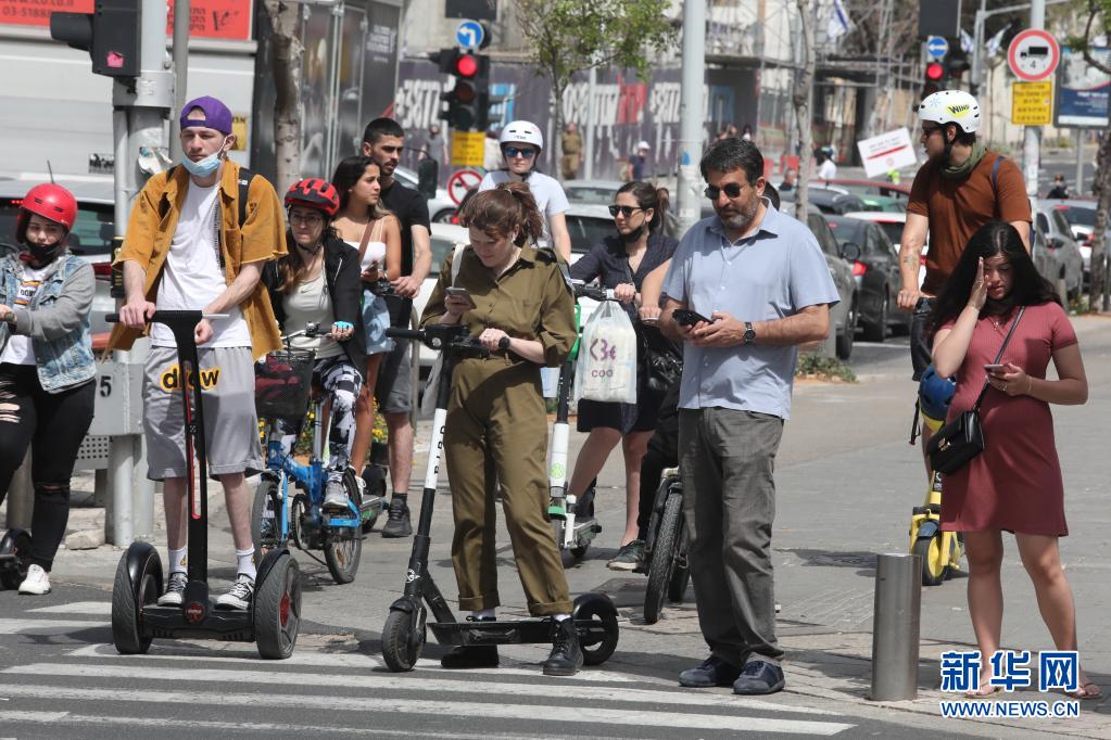 　　4月18日，人们在以色列中部城市特拉维夫街头出行。　　得益于新冠疫苗大规模接种顺利推进，以色列民众18日起在户外场合可以不戴口罩。同一天，中小学全面恢复线下授课。　　新华社/基尼图片社