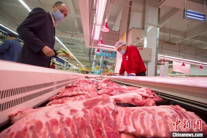 资料图:消费者选购猪肉。<a target='_blank' href='http://www.chinanews.com/'>中新社</a>记者 张云 摄 资料图:消费者选购猪肉。<a target='_blank' href='http://www.chinanews.com/'>中新社</a>记者 张云 摄