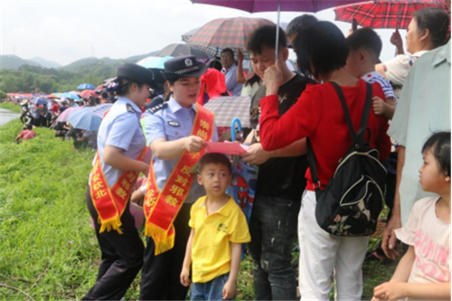 广西各地借“三月三”重大节庆活动开展反邪教宣传2448