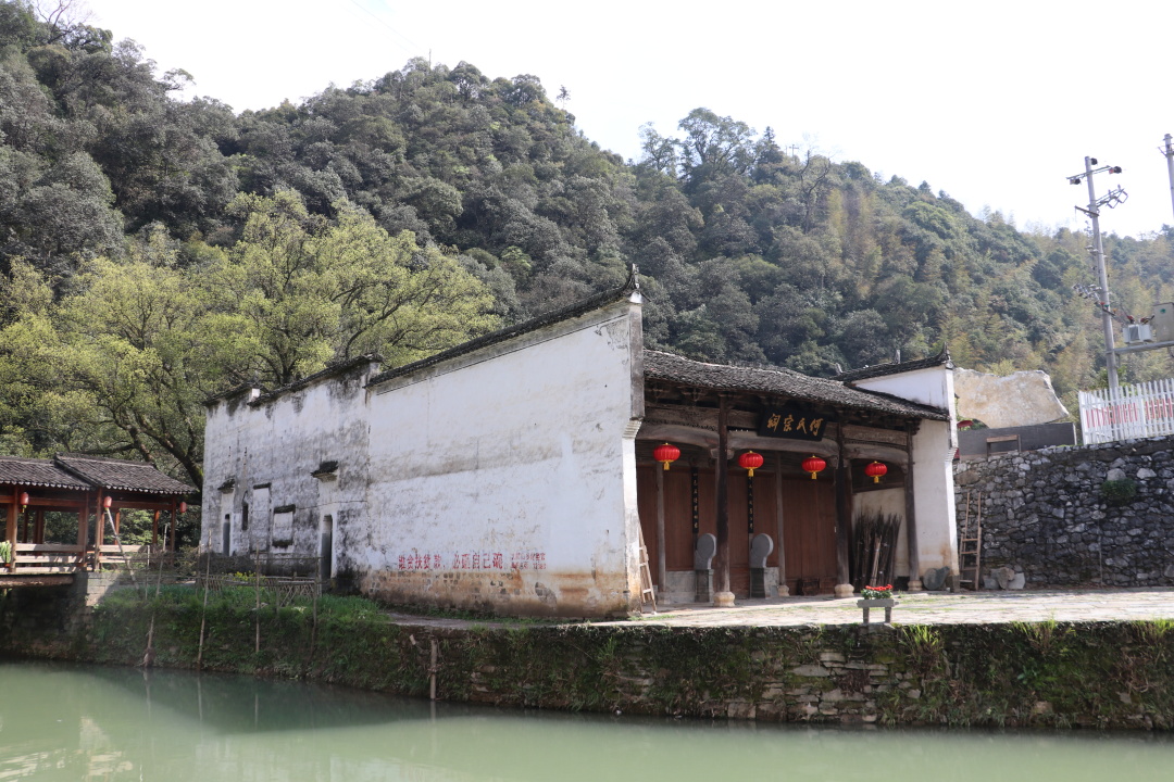 江西深山发现中国最圆的古村，为千年前南唐国师建造，远看似八卦
