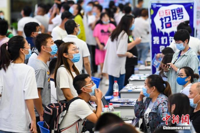 资料图:求职者在会场寻觅工作岗位。<a target='_blank' href='http://www.chinanews.com/'>中新社</a>记者 武俊杰 摄 点击进入下一页