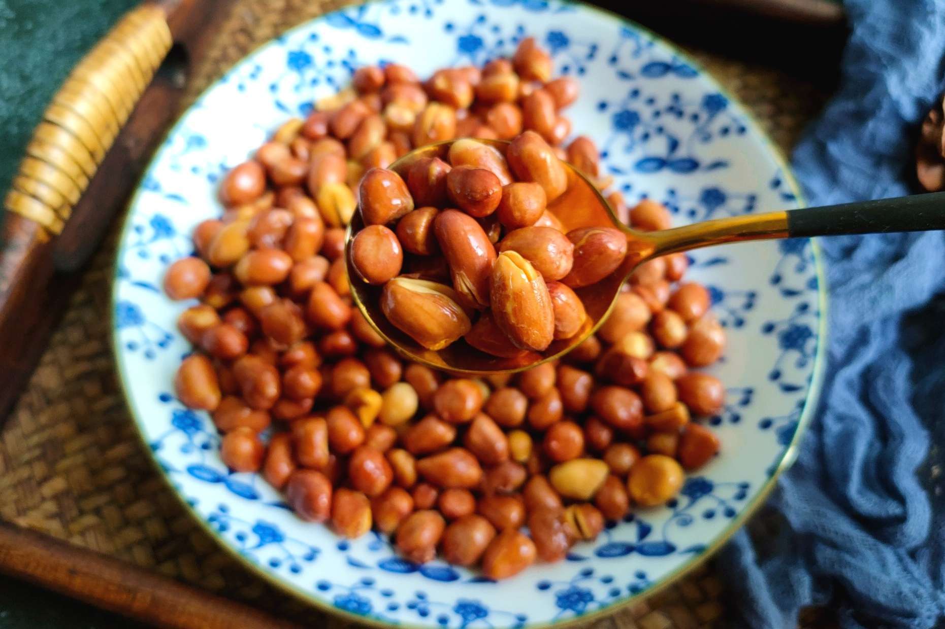 做油炸花生米,记住“3个窍门”,花生米金黄酥脆,久放不返潮