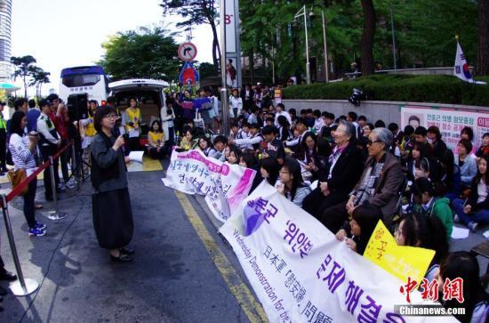 资料图:当地时间2014年10月8日,部分韩国的日军慰安妇受害者及人权问题声援团体在日本驻韩国大使馆前静坐抗议,要求日本政府反省历史并对二战期间日本军队强征慰安妇行为作出正式道歉。<a target='_blank' href='http://www.chinanews.com/'>中新社</a>发 贾天勇 摄 点击进入下一页