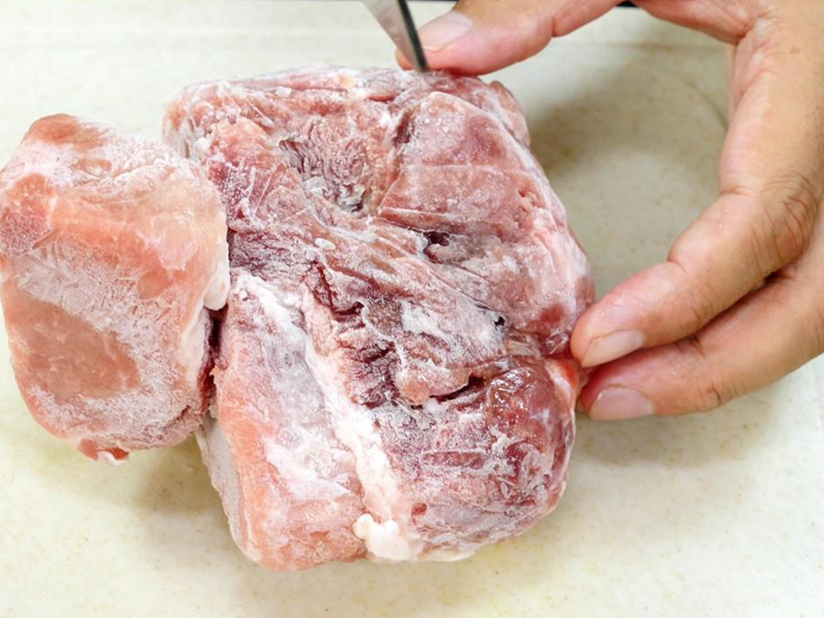 冻肉解冻时，新手才用水泡，厨师都用这4招，解冻完像鲜肉