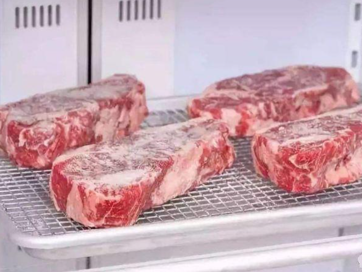 冻肉解冻时,新手才用水泡,厨师都用这4招,解冻完像鲜肉