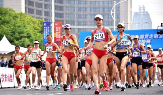 选手比赛中 图自中国田径协会官方微博