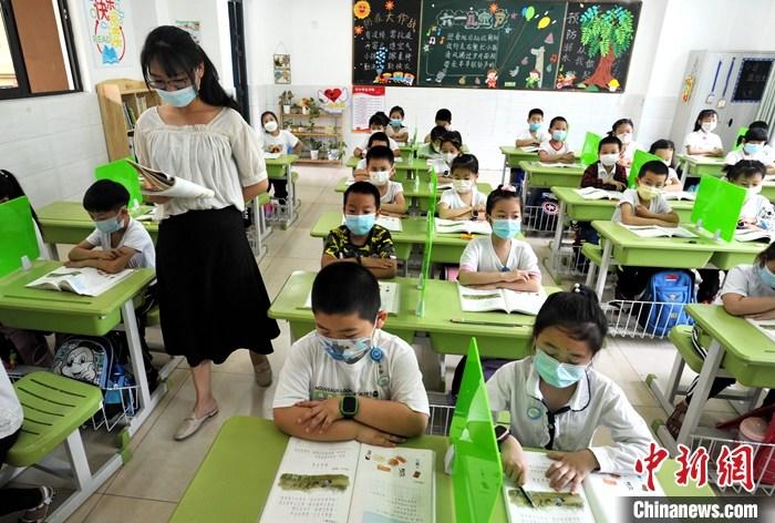 资料图:老师正在给学生上课。<a target='_blank' href='http://www.chinanews.com/'>中新社</a>记者 张斌 摄 资料图:老师正在给学生上课。<a target='_blank' href='http://www.chinanews.com/'>中新社</a>记者 张斌 摄