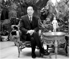 主人擅长点穴针灸 常邀名人到家唱歌