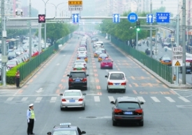 北京首条潮汐车道开通 效率提高10%