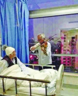 老人演奏小提琴为生病老伴打气 网友感动