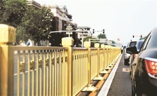 长安街换上金色护栏：抗撞程度更强
