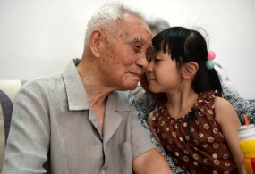 习近平婉拒老红军所送山茶油：心意我领了