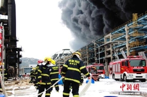 古雷石化事故火情得到控制 近3万群众转移