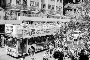 香港政改宣传车遭狙击 现场发生肢体冲突